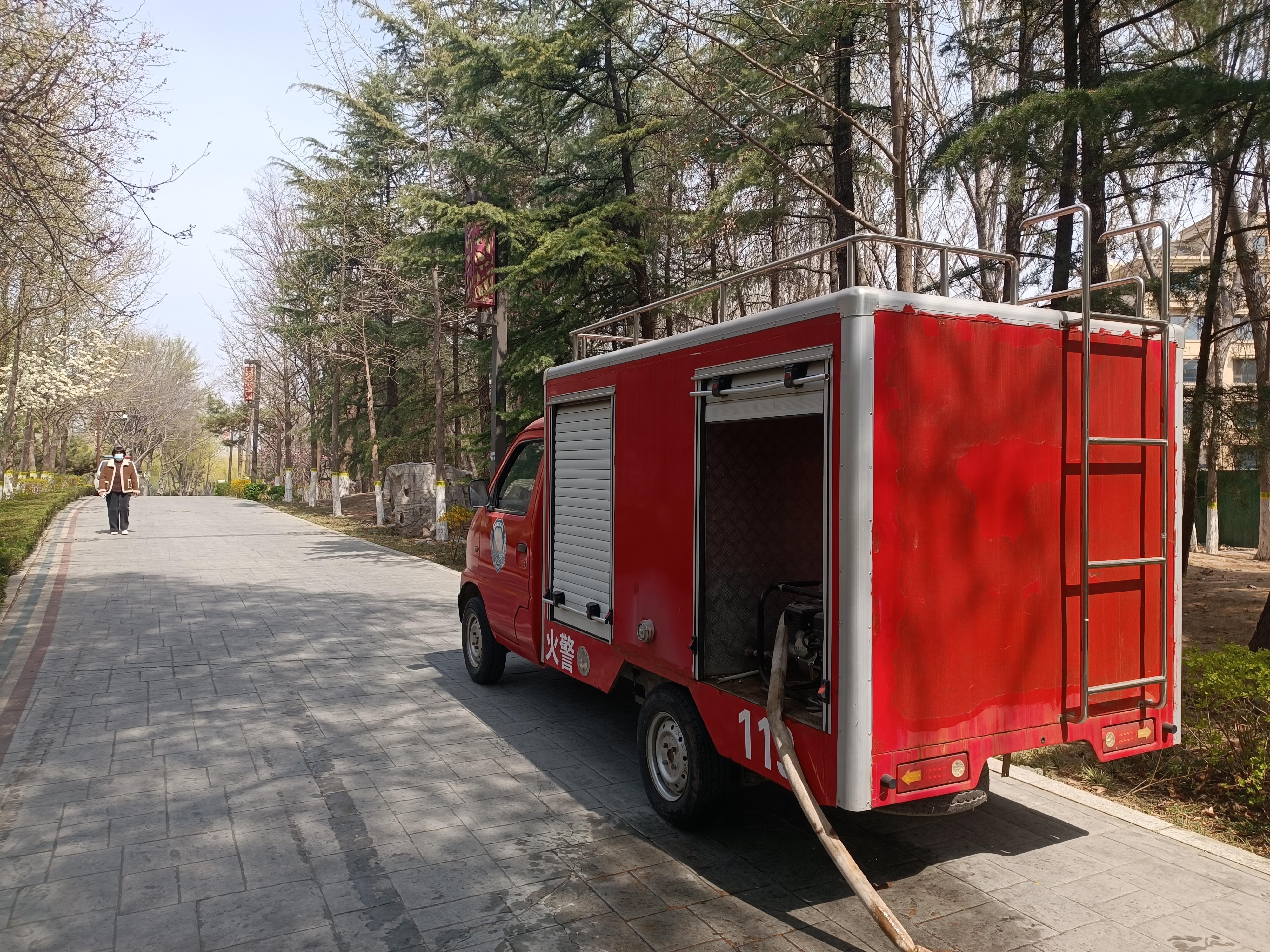 濰坊市園林環衛集團多策并用除楊柳飛絮，白浪景區全面整治迎清新風貌
